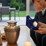 What Is a Good Gift for Someone Who Has Lost a Loved One? - Funeral.com, Inc.