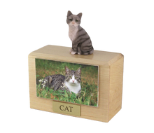 Urna de madera para mascotas con figura de terrier escocés sentado y portafotos de 10 x 15 cm