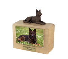 Urna de madera para mascotas con figura de terrier escocés sentado y portafotos de 10 x 15 cm