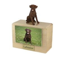 Urna de madera para mascotas con figura de border terrier sentado y portafotos de 10 x 15 cm