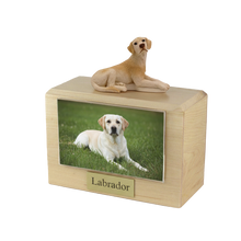Urna de madera para mascotas con figura de border terrier sentado y portafotos de 10 x 15 cm