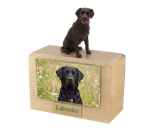 Urna de madera para mascotas con figura de terrier escocés sentado y portafotos de 10 x 15 cm