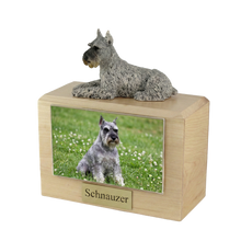Urna de madera para mascotas con figura de Schnauzer plateado con orejas hacia arriba y portafotos de 4 x 6 pulgadas