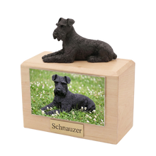 Urna de madera para mascotas con figura de Schnauzer negro acostado y portafotos de 10 x 15 cm