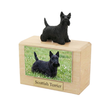 Urna de madera para mascotas con figura de terrier escocés de pie y portafotos de 10 x 15 cm